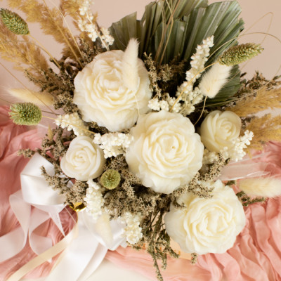 Aranžman od voska M – 01 Sandéa - 2 - Srednji aranžman od voska M s mirisom Velvet Cream Peony. Cvjetovi od 100 % biljnih vosko Aranžman od voska M – 01 Sandéa - 2 - Srednji aranžman od voska M s mirisom Velvet Cream Peony. Cvjetovi od 100 % biljnih vosko