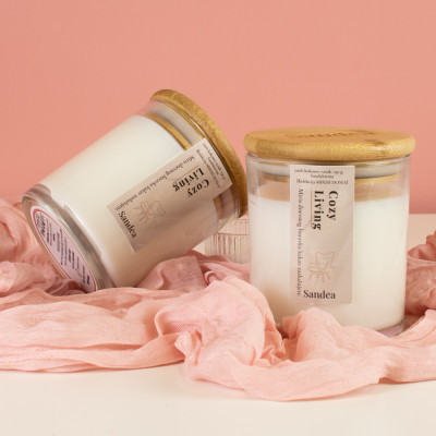 Cozy Living svijeća Sandalwood Sandéa - 1 - Cozy Living svijeća Sandalwood unosi toplinu i eleganciju u dnevni boravak. Prirodn Cozy Living svijeća Sandalwood Sandéa - 1 - Cozy Living svijeća Sandalwood unosi toplinu i eleganciju u dnevni boravak. Prirodn