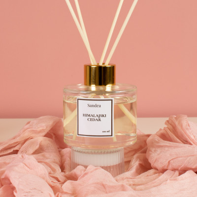 Difuzor Himalajski cedar – 100 ml Sandéa - 1 - Difuzor Himalajski cedar donosi smirenost šume u tvoj dom. Drvenasto–mošusni mir Difuzor Himalajski cedar – 100 ml Sandéa - 1 - Difuzor Himalajski cedar donosi smirenost šume u tvoj dom. Drvenasto–mošusni mir