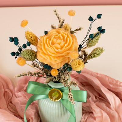 Buket od voska Golden Bloom Sandéa - 3 - Golden Bloom buket od voska donosi raskošni narančasti cvijet u središtu, izrađen od b Buket od voska Golden Bloom Sandéa - 3 - Golden Bloom buket od voska donosi raskošni narančasti cvijet u središtu, izrađen od b