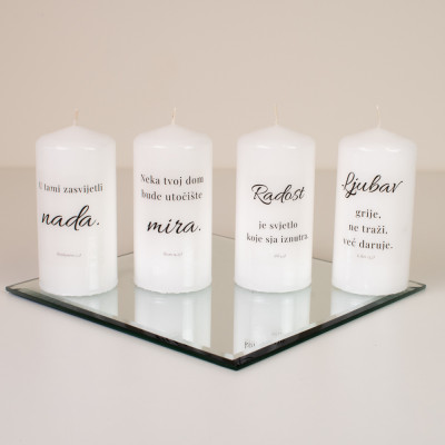Adventske svijeće 10×5 cm – s citatima (Nada, Mir, Radost, Ljubav) Sandéa - 1 - Set od četiri adventske svijeće 10×5 cm SANDEA 