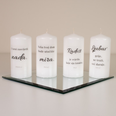 Adventske svijeće 10×5 cm – s citatima (Nada, Mir, Radost, Ljubav) Sandéa - 2 - Set od četiri adventske svijeće 10×5 cm SANDEA 