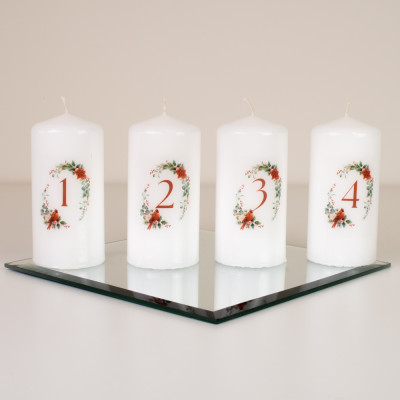 Adventske svijeće 10×5 cm SANDEA – božićni motivi 1–4 Sandéa - 1 - Set od četiri adventske svijeće 10×5 cm SANDEA s božićnim mo