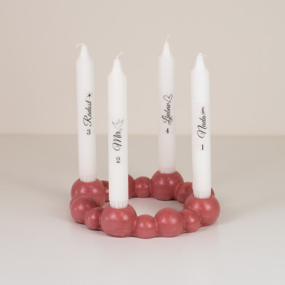 Adventske svijeće 19 cm SANDEA – s natpisima i simbolima (Nada, Mir, Radost, Ljubav) Sandéa - 1 - Set od četiri adventske svije Adventske svijeće 19 cm SANDEA – s natpisima i simbolima (Nada, Mir, Radost, Ljubav) Sandéa - 1 - Set od četiri adventske svije