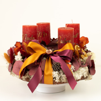 Adventski vijenac SANDEA – crvene svijeće, mahovina i suha naranča Sandéa - 1 - Luksuzni adventski vijenac SANDEA s crvenim svi