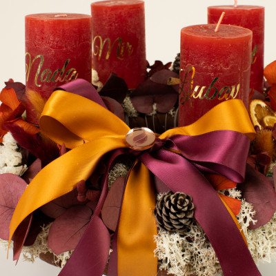 Adventski vijenac SANDEA – crvene svijeće, mahovina i suha naranča Sandéa - 2 - Luksuzni adventski vijenac SANDEA s crvenim svi