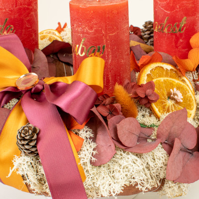 Adventski vijenac SANDEA – crvene svijeće, mahovina i suha naranča Sandéa - 3 - Luksuzni adventski vijenac SANDEA s crvenim svi