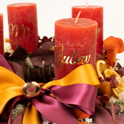 Adventski vijenac SANDEA – crvene svijeće, mahovina i suha naranča Sandéa - 4 - Luksuzni adventski vijenac SANDEA s crvenim svi