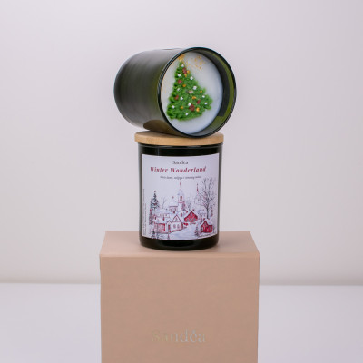 Winter Wonderland – mirisna svijeća SANDEA od kokosovog voska Sandéa - 1 - Winter Wonderland mirisna svijeća SANDEA donosi topl