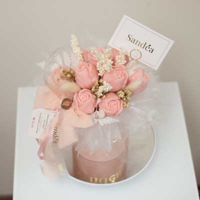 Aranžman od voska S – 01 Sandéa - 2 - Aranžman od voska S – 01 donosi luksuznu kombinaciju ručno oblikovanih cvjetova od biljno