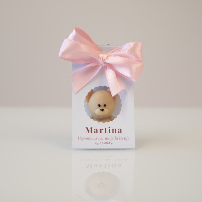 Tiny Teddy – zahvalnica za krštenje Sandéa - 1 - Tiny Teddy je mala svijeća u obliku medvjedića, osmišljena kao zahvalnica za g