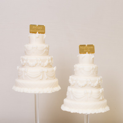 Celebris – dekorativna svijeća u obliku torte Sandéa - 1 - Svijeća Celebris izrađena je u obliku višekatne torte i namijenjena 