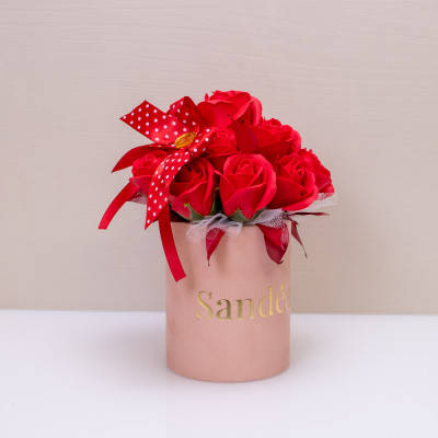 Rose Box 13 - 1 - Ovaj aranžman od 13 ruža od sapuna osmišljen je kao dugotrajna alternativa klasičnom cvijeću. Ruže su pažlji