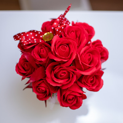 Rose Box 13 - 2 - Ovaj aranžman od 13 ruža od sapuna osmišljen je kao dugotrajna alternativa klasičnom cvijeću. Ruže su pažlji Rose Box 13 - 2 - Ovaj aranžman od 13 ruža od sapuna osmišljen je kao dugotrajna alternativa klasičnom cvijeću. Ruže su pažlji