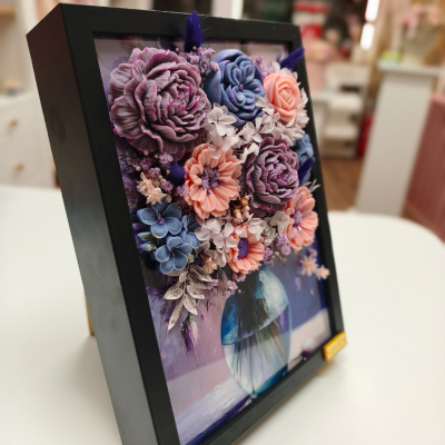 Violet Bloom Frame – dekorativni okvir s cvjetovima od voska Sandéa - 3 - SANDEA Violet Bloom Frame dekorativni je okvir s boga