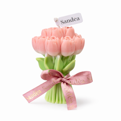 SANDEA Pink Tulip Bloom Sandéa - 2 - SANDEA Tulip Bloom je ručno izrađena mirisna svijeća u obliku buketa tulipana, izrađena od