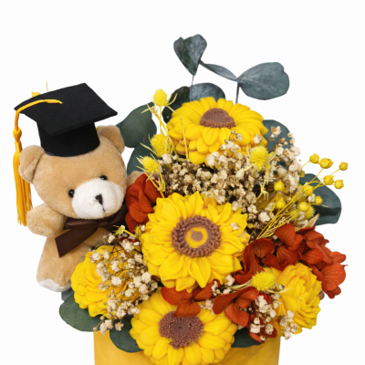SANDEA Golden Graduate Bloom Sandéa - 2 - SANDEA Golden Graduate Bloom je ručno izrađen cvjetni aranžman od voska uljane repice SANDEA Golden Graduate Bloom Sandéa - 2 - SANDEA Golden Graduate Bloom je ručno izrađen cvjetni aranžman od voska uljane repice