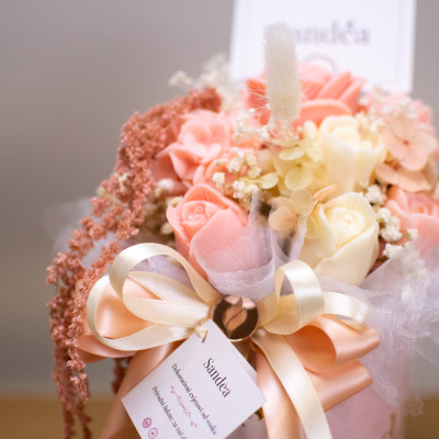 Blossom Elegance Pink M – cvjetni aranžman od voska - 5 - Blossom Elegance Pink M je ručno izrađen cvjetni aranžman od voska u Blossom Elegance Pink M – cvjetni aranžman od voska - 5 - Blossom Elegance Pink M je ručno izrađen cvjetni aranžman od voska u