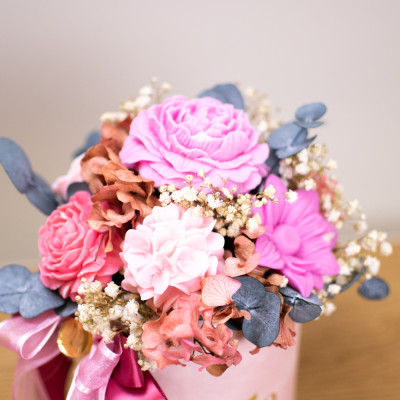 Bloom Elegance Pink M – cvjetni aranžman od voska Sandéa - 3 - SANDEA Bloom Elegance Pink M je ručno izrađen cvjetni aranžman o Bloom Elegance Pink M – cvjetni aranžman od voska Sandéa - 3 - SANDEA Bloom Elegance Pink M je ručno izrađen cvjetni aranžman o