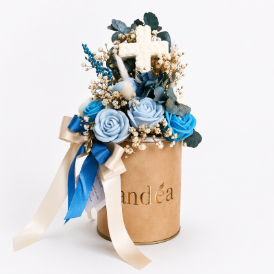 Sacred Blue Bloom S Sandéa - 1 - SANDEA Sacred Blue Bloom S dekorativni je aranžman od cvjetova izrađenih od voska uljane repic