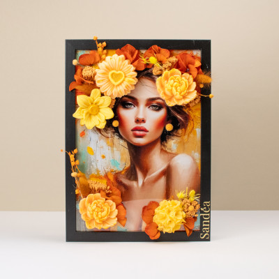 Golden Muse Frame – dekorativni okvir s cvjetovima od voska Sandéa - 1 - SANDEA Golden Muse Frame jedinstveni je dekorativni ok