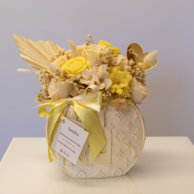 SANDEA Bloom Bag No.4 Sandéa - 1 - Ručno izrađen cvjetni aranžman od voska u elegantnoj gipsanoj posudi, obogaćen toplim i luks