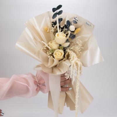 SANDEA Ivory Bloom Bouquet – elegantni buket ruža od voska Sandéa - 1 - Ručno izrađen elegantni buket s ružama od voska, suhim 