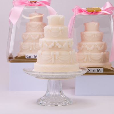 Celebris – dekorativna svijeća u obliku torte Sandéa - 2 - Svijeća Celebris izrađena je u obliku višekatne torte i namijenjena 